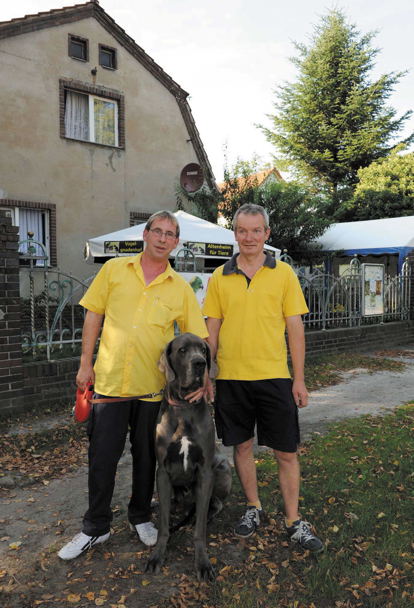 Bufé und Benter vor dem Vogelgnadenhof