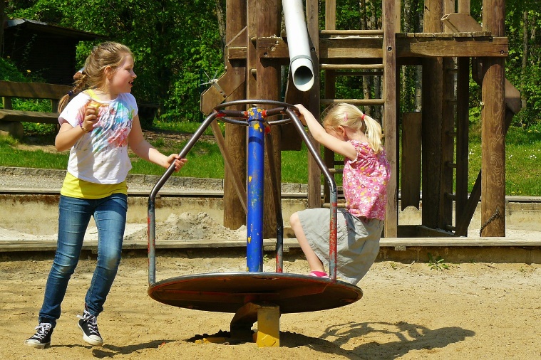Den Bewegungsdrang der Kinder sollten Eltern unterstützen; Pixabay.com © cocoparisienne (CC0 1.0)