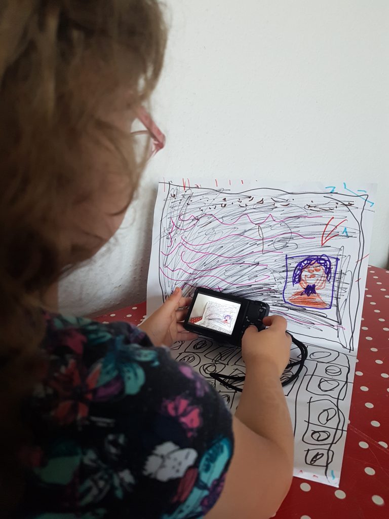 Annes Tochter nutzt gerne die Digitalkamera, um Schnappschüsse zu machen