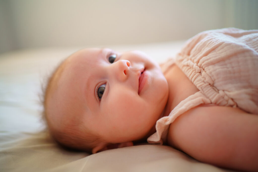 wann lächeln babys